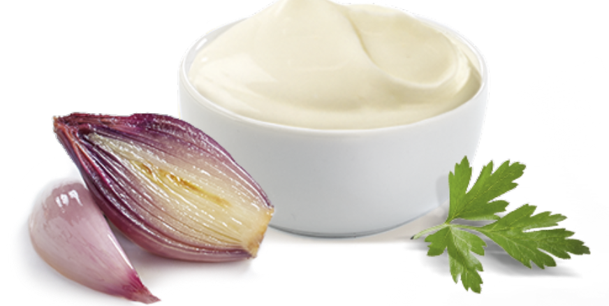 Un petit pot de crème et un demi oignon