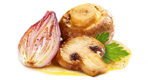 Deux tomates et un poivron orange sur une sauce.