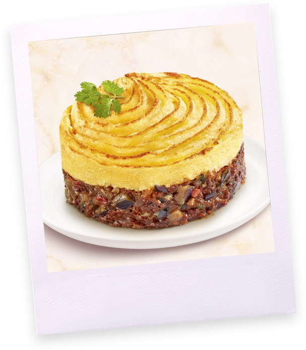 Polaroïd d'une Moussaka de boeuf sur une assiette.