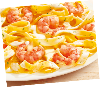 Tagliatelles tagliatelles aux crevettes avec une sauce à la crème persillée et du vin blanc