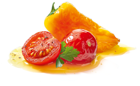 Deux tomates et un poivron orange sur une sauce.