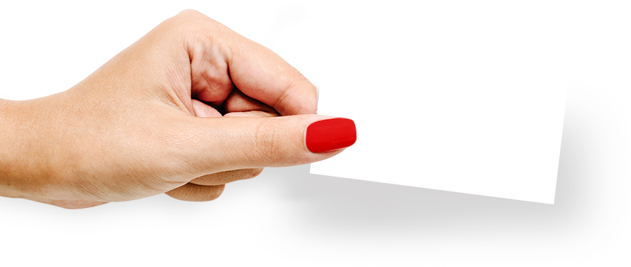 Une main de femme tenant un papier d'information